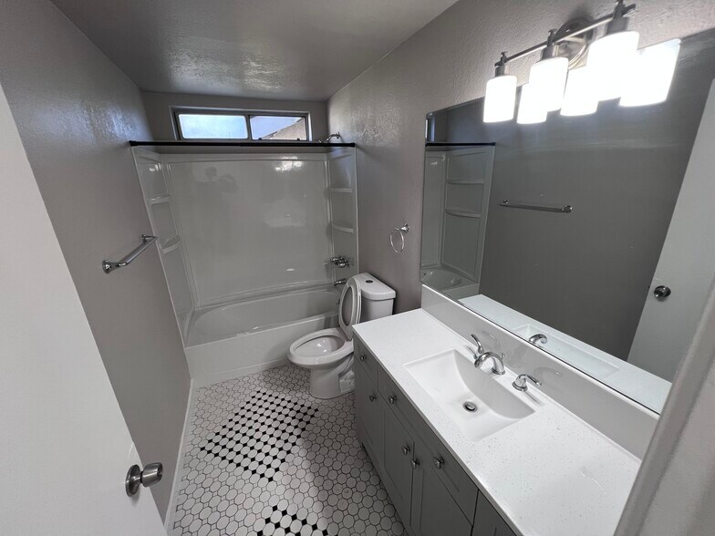 Building Photo - 1971 Evergreen St