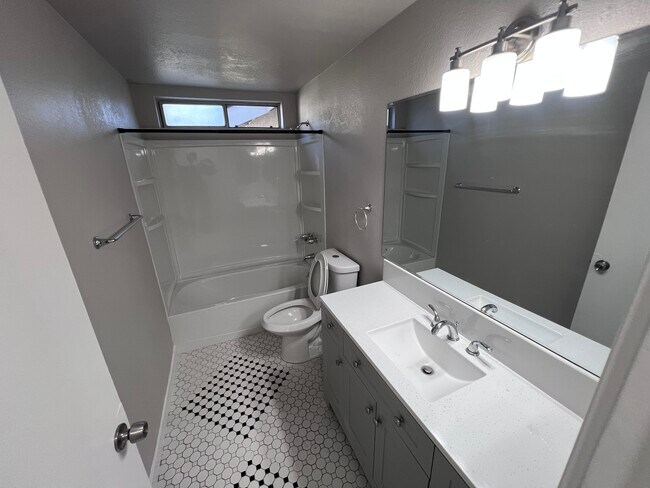 Building Photo - 1971 Evergreen St