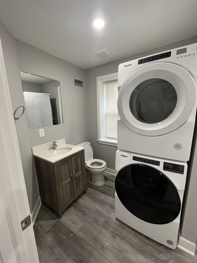 Building Photo - 805 W 5th St