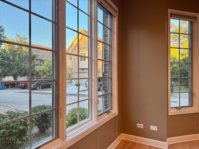 Building Photo - 1522 Stonegate Manor