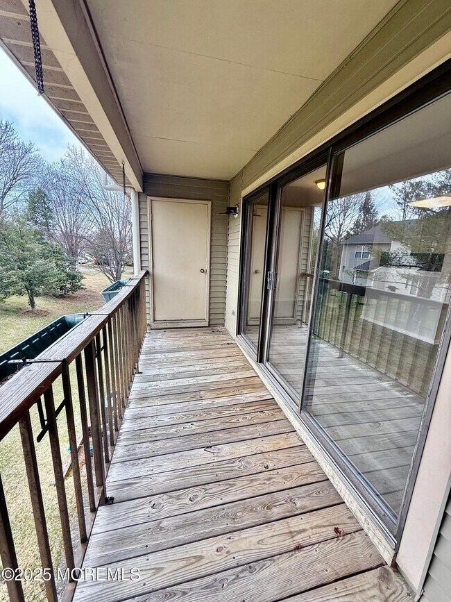 Building Photo - 15 Interlaken Ct