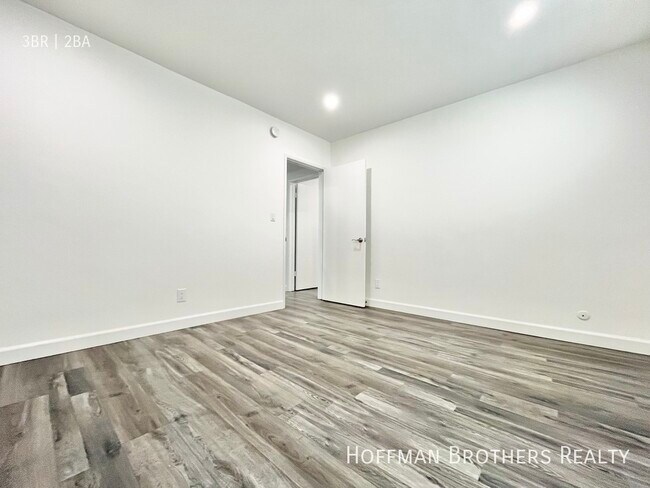Building Photo - 1028 S Sherbourne Dr