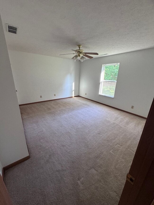 Building Photo - 5 Bd 2.5 Ba