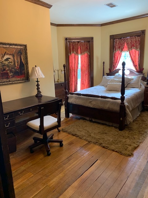 Main bedroom with queen bed - 127 W High St