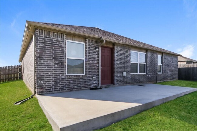 Building Photo - 1800 Sloane Dr