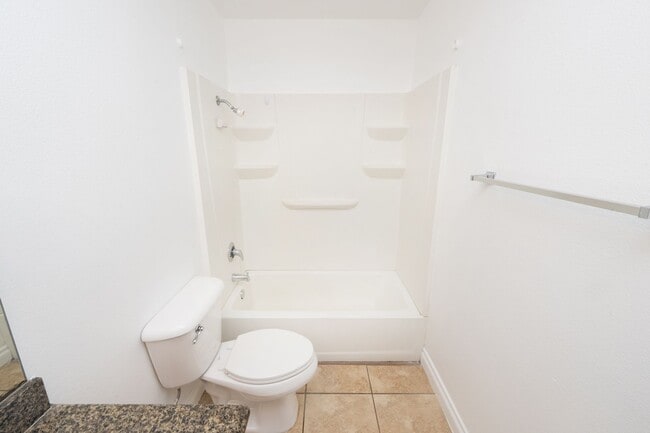 Building Photo - 2BR/1.5BA Condo! 2 parking spaces