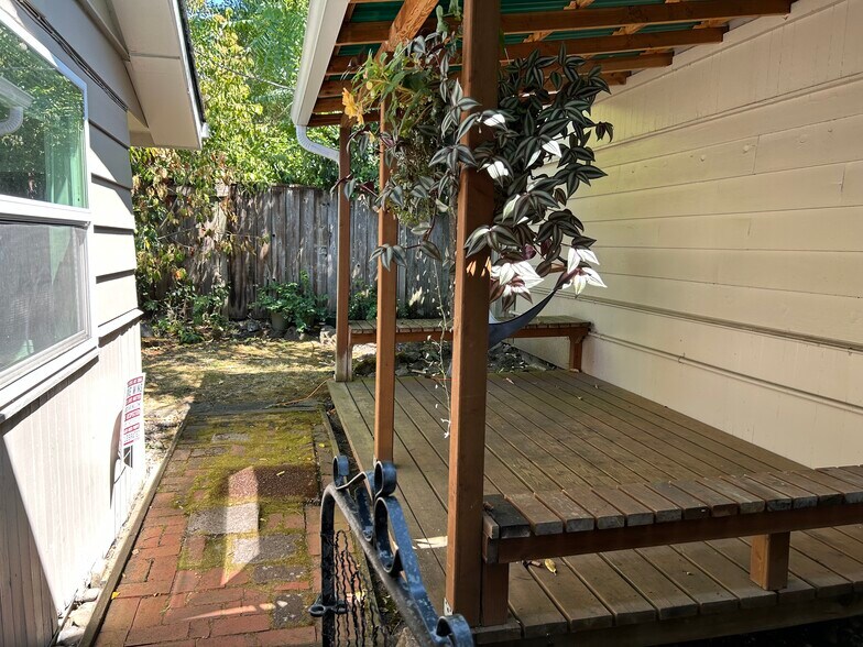 Building Photo - 3073 Alder St