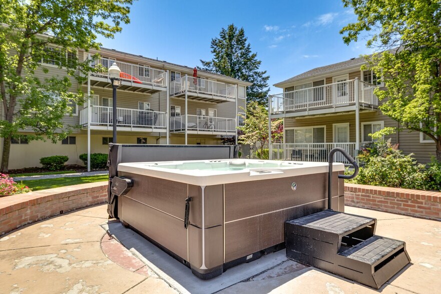 Building Photo - 390 W Crestline Dr