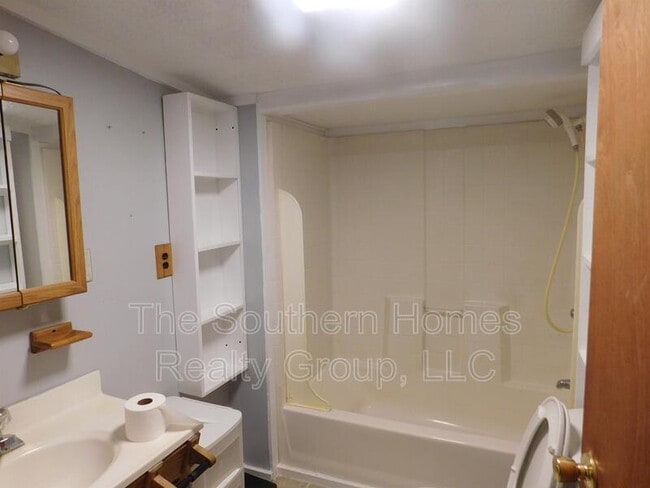 Building Photo - 113 Buck St