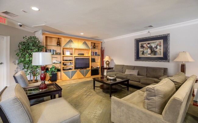 Building Photo - Rare Corner 3BR with Great Natural Light + 2 Parking Spaces