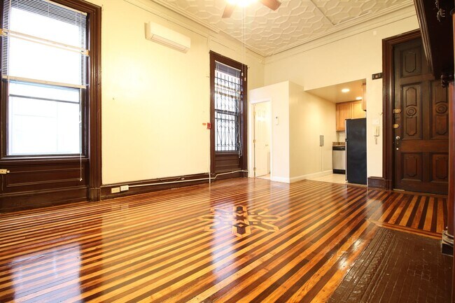 Building Photo - Charming One-Bedroom in Prime Rittenhouse Location