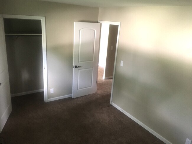 Building Photo - 564 Palace Ln