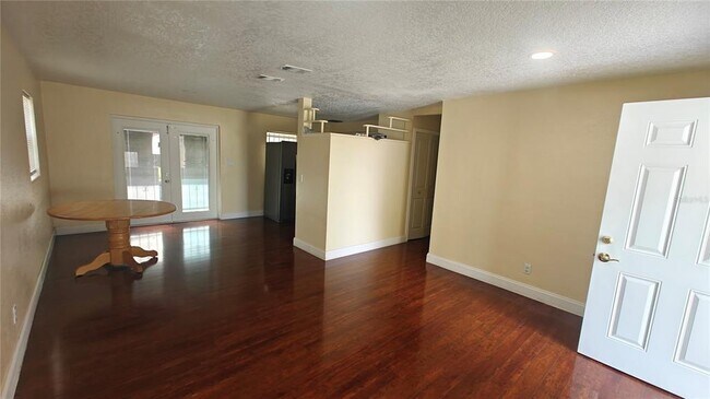 Building Photo - 6918 Ravenna Ave