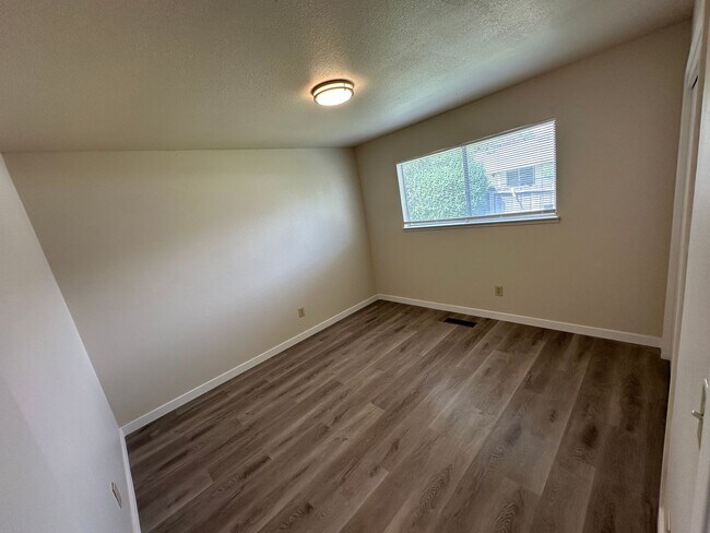 Building Photo - 1613 Carnation Ct