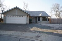 Building Photo - 3 bedroom 2 bath Home For Rent in Grants Pass