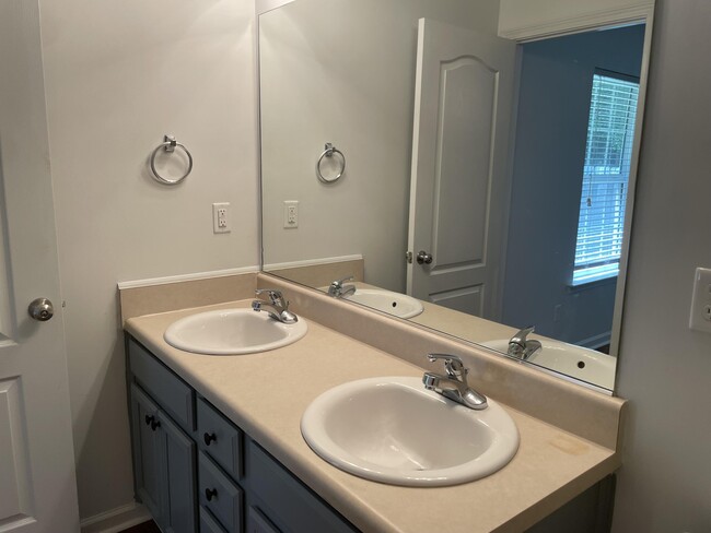 Building Photo - 154 Fox Haven Dr