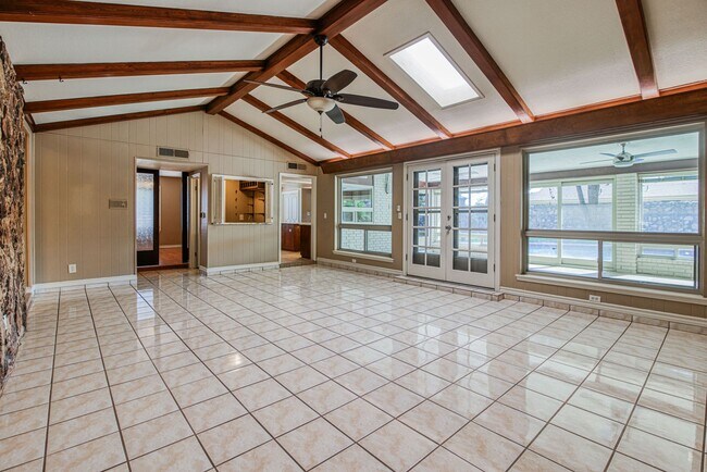 Building Photo - Stunning eastside rental in highly desirable area!