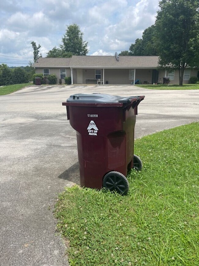 Building Photo - 2 Bedroom 2 Bath Duplex Call Ed Johnson 86...