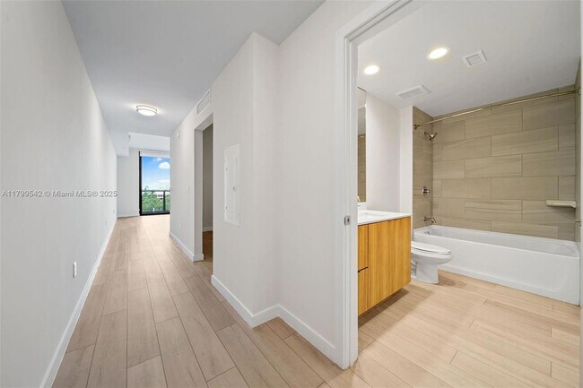 Building Photo - 555 NE 8th St