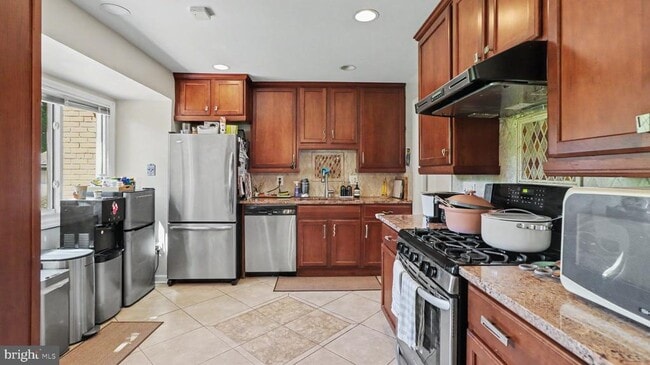 Building Photo - 9912 Pomona Dr