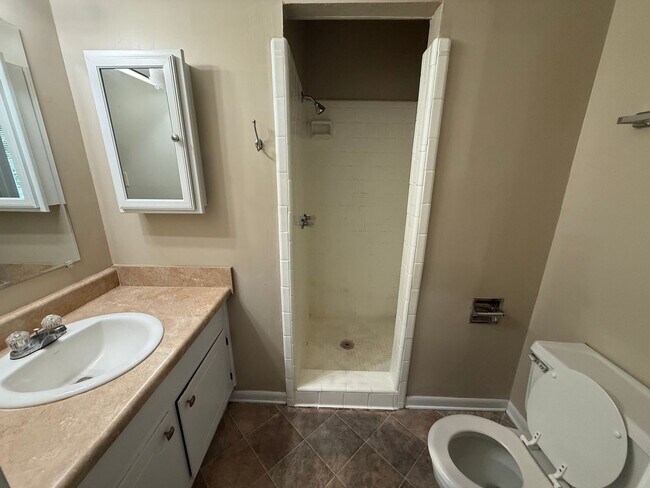 Building Photo - Nice 3 bedroom, 2 bath House