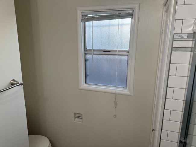 Building Photo - 2 Bed 1 Bath House in Oakland
