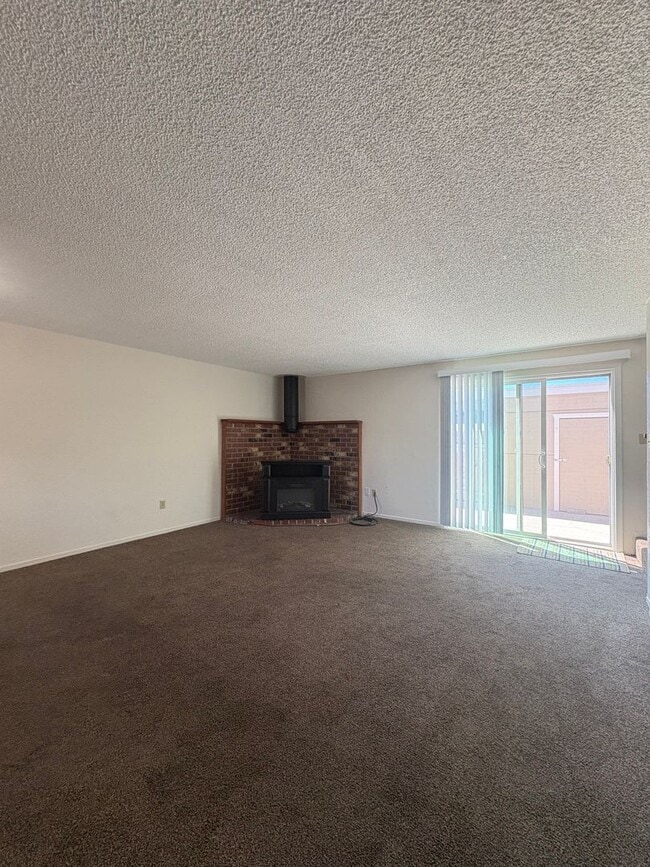 Building Photo - Lovely Duplex