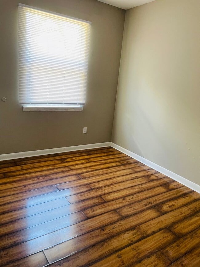 Building Photo - Spooktacular October Deal! Cozy 2BR/1BA fo...