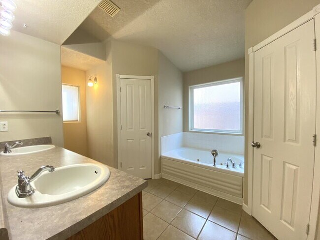 Building Photo - Spacious- 2 Living Rm/3BR/2Bath in Cabezon