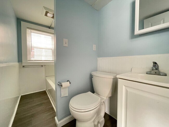 Building Photo - 9 Oak St