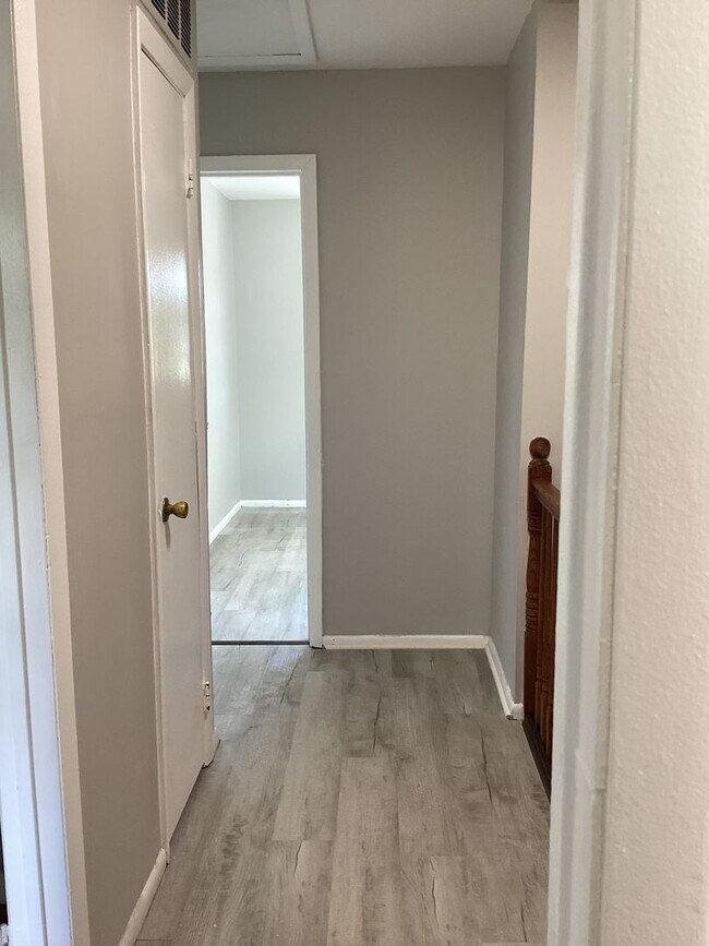 Building Photo - 3 Bedroom Ready for move in!