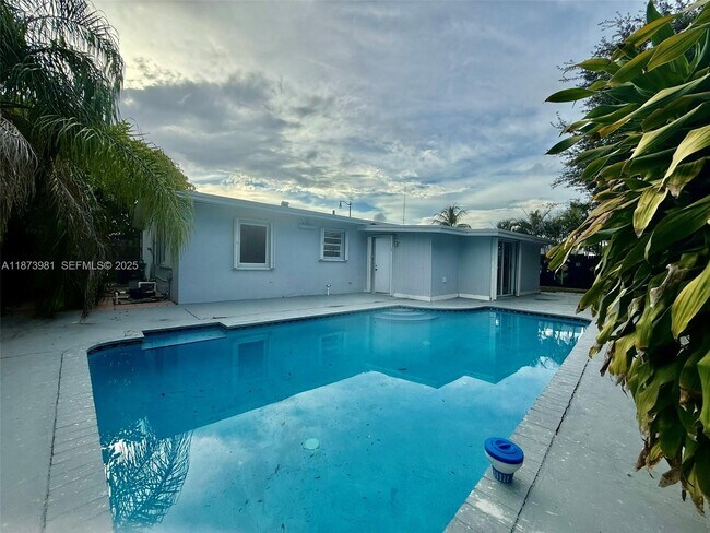 Building Photo - 2730 NE 9th Terrace