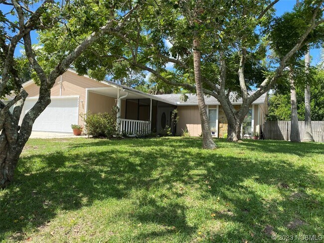 Building Photo - 2622 Travelers Palm Dr