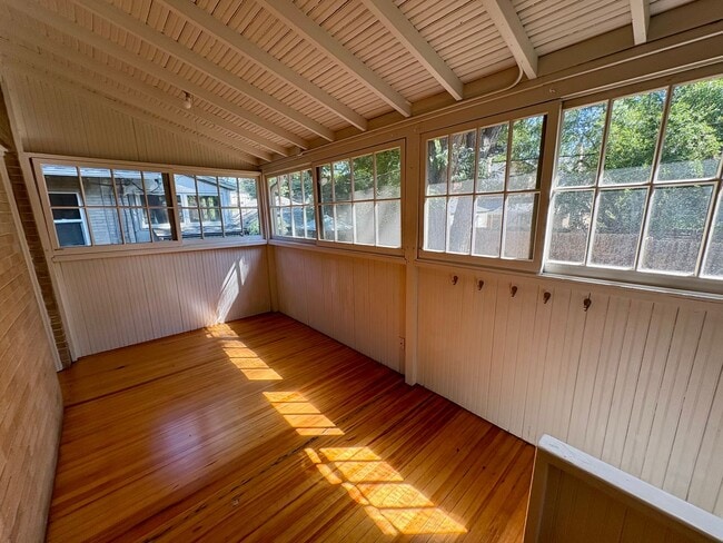Building Photo - Traditional Congress Park Gem - 2 bed, 1 B...
