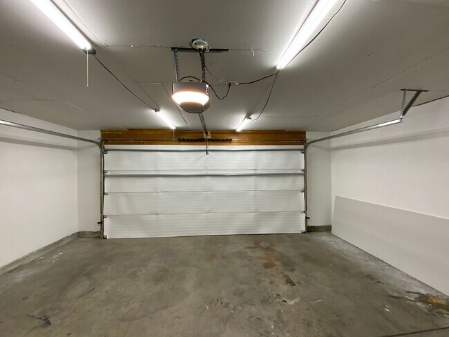 Building Photo - 4 Bedroom with Office Single Story Home Av...