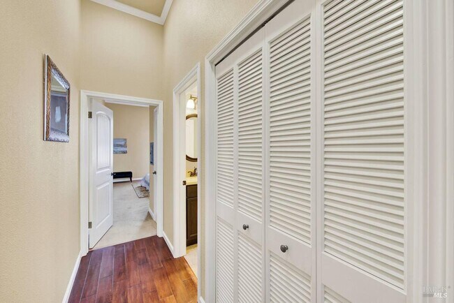 Building Photo - 528 Main St