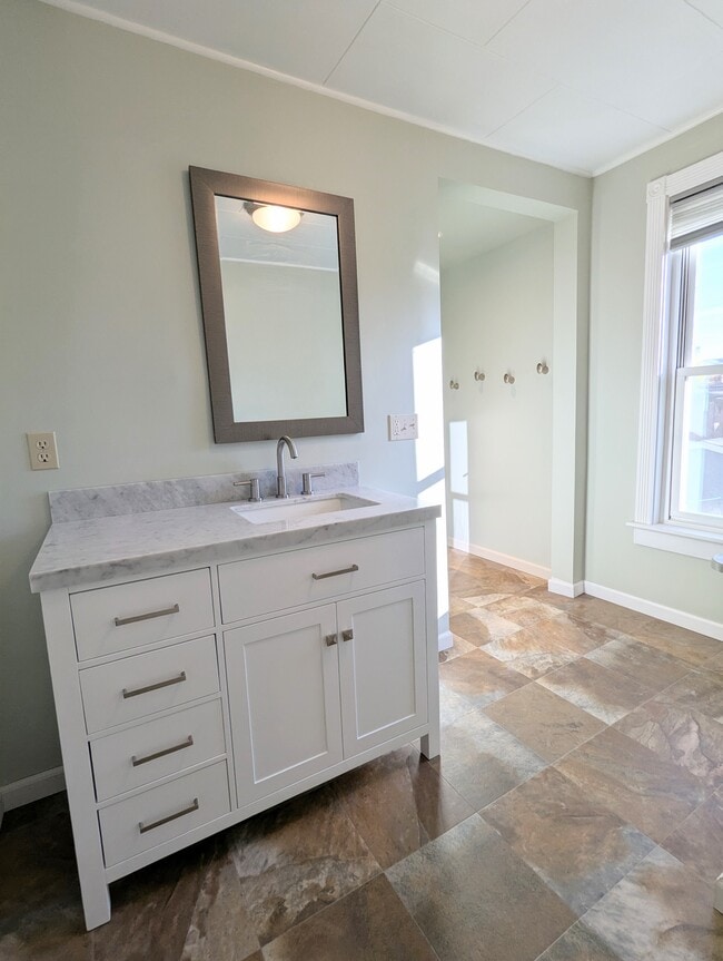 Building Photo - 316 N Tracy Ave