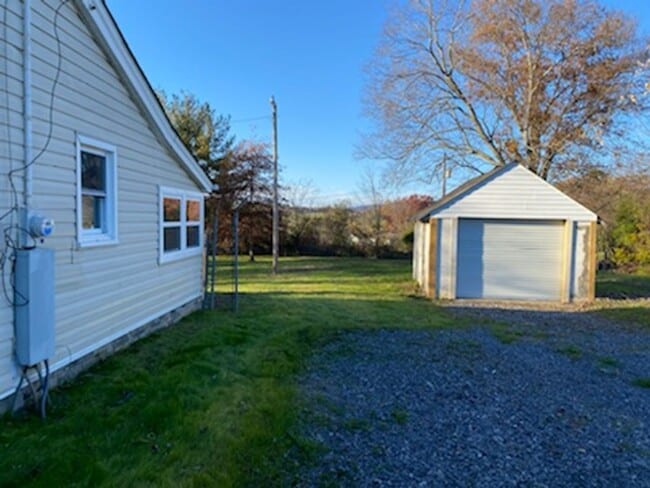 Building Photo - Newly remodeled 2 bedroom 1 bath home, Whi...
