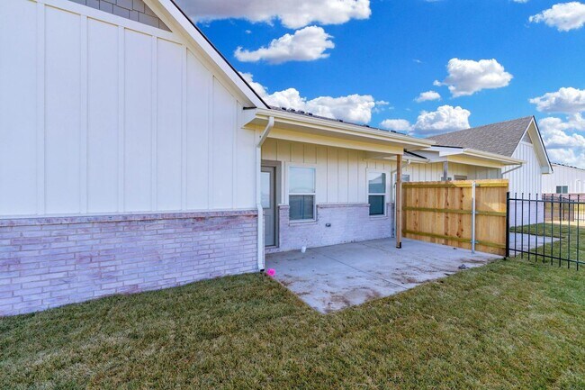 Building Photo - BRAND NEW 3 Bedroom/2 Bath Duplex in Godda...