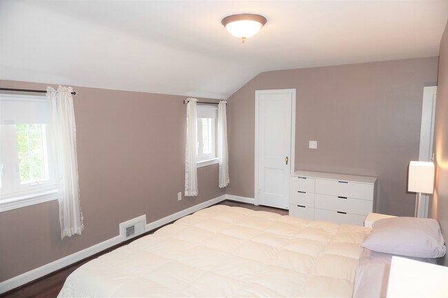 Master Bedroom w/ walk-in closet and storage in finished attic - 215 Crestmoor Cir