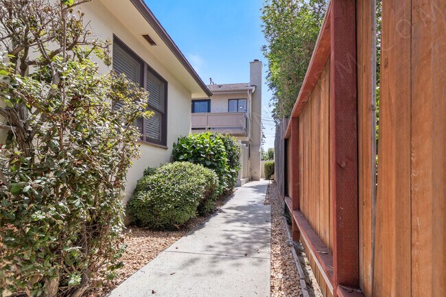 Building Photo - STUNNING 3BR Townhome with Garage, 1 BLOCK...