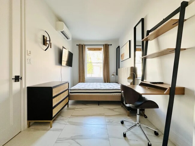 Building Photo - Furnished room/NOT APARTMENT