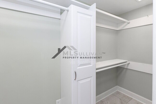 Building Photo - 2414 Farthing St