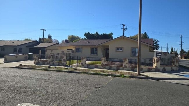 Building Photo - House for Rent