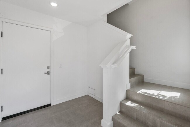 Building Photo - 1632 Doheny Way