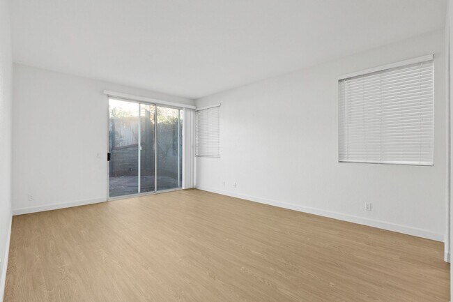 Building Photo - Spacious Vista Home