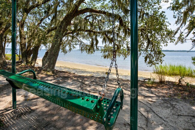 Building Photo - 130 River Landing Dr