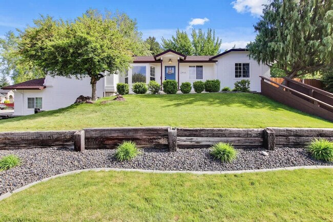 Building Photo - 2910 E Dagger Falls Dr
