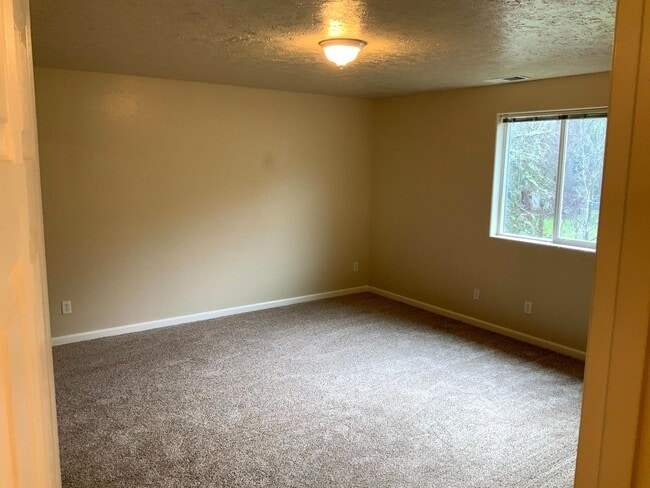 Building Photo - 4 Bedroom 2 Bathroom Home Near Thurston