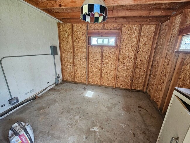 Building Photo - Spacious Home on 5 Acres For Rent!
